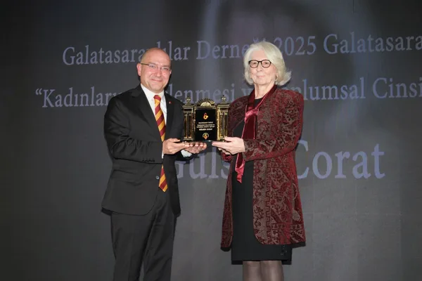 Galatasaray &Ouml;d&uuml;l&uuml;&rsquo;n&uuml;n, Galatasaray Lisesi&rsquo;nin kız &ouml;ğrencilere a&ccedil;ılışının 60. yılına denk
