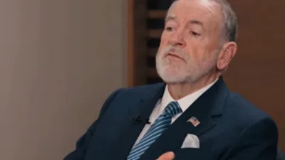 Huckabee, Cuma g&uuml;n&uuml; yayınlanan muhafazakar yorumcu Tucker Carlson ile yaptığı