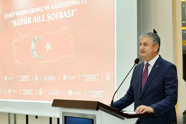 Adana Valisi&nbsp;Mustafa Yavuz ile eşi S&uuml;reyya Yavuz, program boyunca şehit