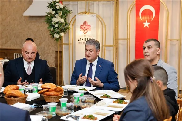 Vali Yavuz, hemşehrilerle aynı sofrayı paylaşmanın &ouml;nemine değinerek, bu t&uuml;r