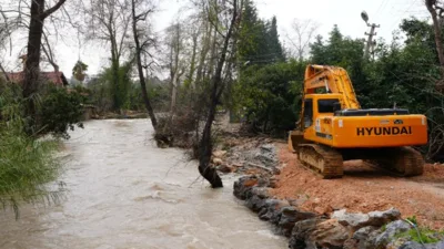 Belediye ekipleri, zarar g&ouml;ren b&ouml;lgelerde yol onarım ve altyapı &ccedil;alışmalarına
