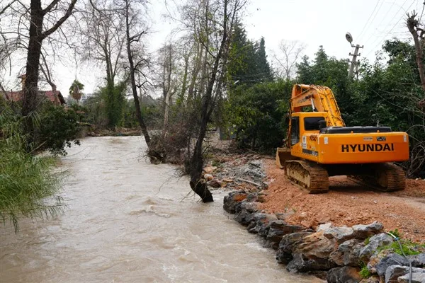 Belediye ekipleri, zarar g&ouml;ren b&ouml;lgelerde yol onarım ve altyapı &ccedil;alışmalarına