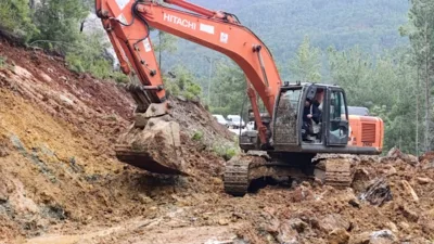 Antalya B&uuml;y&uuml;kşehir Belediyesi&nbsp;Yol Yapım, Bakım ve Onarım Dairesi Başkanlığı&rsquo;na bağlı&nbsp;Alanya&nbsp;ekipleri,