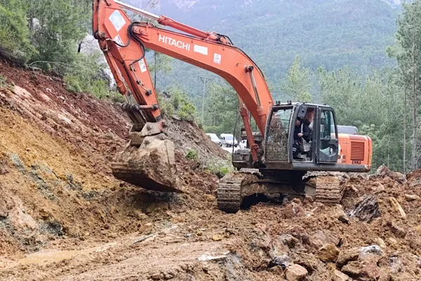 Antalya B&uuml;y&uuml;kşehir Belediyesi&nbsp;Yol Yapım, Bakım ve Onarım Dairesi Başkanlığı&rsquo;na bağlı&nbsp;Alanya&nbsp;ekipleri,