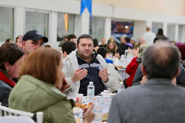 Aliağa Belediyesi tarafından geleneksel hale getirilen ramazan ayı toplu iftar