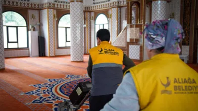Aliağa Belediyesi Muhtarlık İşleri M&uuml;d&uuml;rl&uuml;ğ&uuml;&rsquo;ne bağlı İbadethane Temizlik Birimi ekipleri