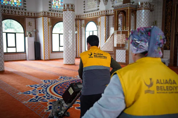 Aliağa Belediyesi Muhtarlık İşleri M&uuml;d&uuml;rl&uuml;ğ&uuml;&rsquo;ne bağlı İbadethane Temizlik Birimi ekipleri