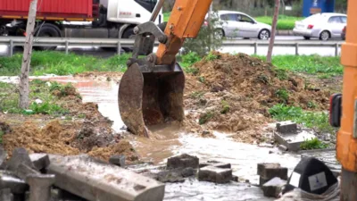 Aliağa&rsquo;da etkili olan yoğun sağanak yağışların ardından Aliağa Belediyesi; Fen