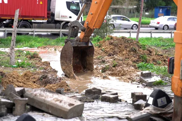 Aliağa&rsquo;da etkili olan yoğun sağanak yağışların ardından Aliağa Belediyesi; Fen