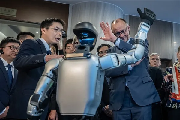 Ziyareti &ccedil;er&ccedil;evesinde Hangzhou'da, Alman heyeti ile yapay zeka, insansı robot