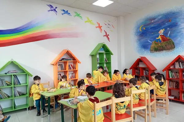 İzmit Belediyesi tarafından işletilen İZGİM, &ccedil;ocuklara y&ouml;nelik k&uuml;t&uuml;phane ve at&ouml;lye