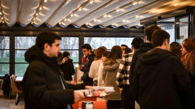 Kentin d&ouml;rt farklı noktasında hizmet veren Gen&ccedil;lik Sofralarında &uuml;niversite &ouml;ğrencileri,