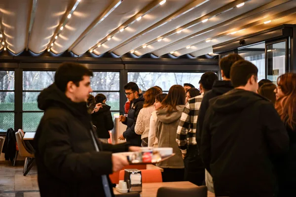 Kentin d&ouml;rt farklı noktasında hizmet veren Gen&ccedil;lik Sofralarında &uuml;niversite &ouml;ğrencileri,