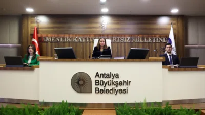 Toplantıda &ouml;nergelerle birlikte 129 g&uuml;ndem maddesi yer aldı. Toplantıyı y&ouml;neten