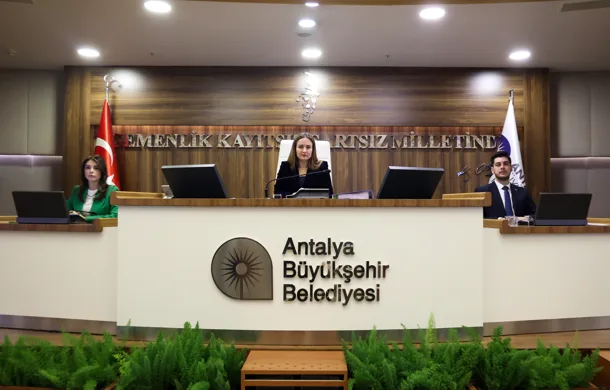 Toplantıda &ouml;nergelerle birlikte 129 g&uuml;ndem maddesi yer aldı. Toplantıyı y&ouml;neten