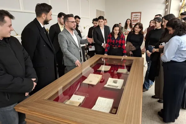 Antalya K&uuml;t&uuml;phanesi&rsquo;ndeki &ldquo;Hukuk ve Edebiyat&rdquo; başlıklı s&ouml;yleşi, Kepez Belediyesi K&uuml;t&uuml;phaneler