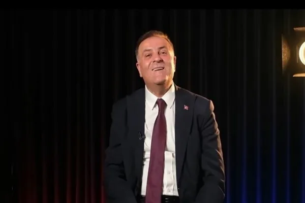 Sivas&rsquo;ın bir dağ k&ouml;y&uuml;nde başlayan yaşamı, İstanbul&rsquo;daki &ouml;ğrencilik ve &ccedil;alışma