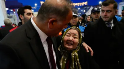 İBB Başkanvekili Nuri Aslan, iftar &ouml;ncesinde sofraları tek tek dolaşarak