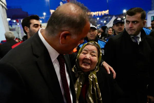 İBB Başkanvekili Nuri Aslan, iftar &ouml;ncesinde sofraları tek tek dolaşarak