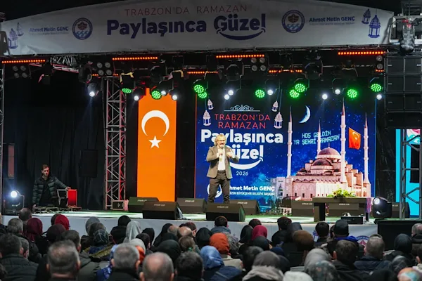 Trabzon'da Ramazan etkinlikleri kapsamında d&uuml;zenlenen Ramazan Sohbetleri programına katılan Yazar