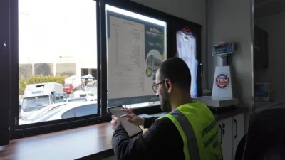 Akse Kapalı Semt Pazarı karşısında kurulan Atığın Sıfır Noktası&rsquo;na kağıt,