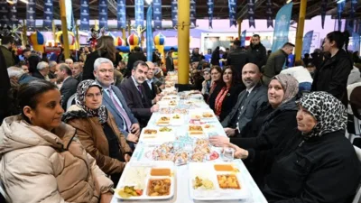 Aydın&nbsp;B&uuml;y&uuml;kşehir Belediyesi tarafından kurulan iftar sofraları bug&uuml;n Efeler il&ccedil;esi Atat&uuml;rk