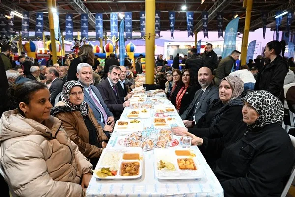 Aydın&nbsp;B&uuml;y&uuml;kşehir Belediyesi tarafından kurulan iftar sofraları bug&uuml;n Efeler il&ccedil;esi Atat&uuml;rk