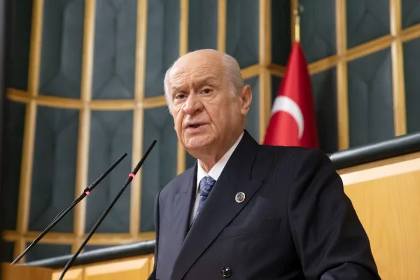 MHP Genel Başkanı Bah&ccedil;eli, bir yanda y&uuml;r&uuml;rl&uuml;kteki Anayasa&rsquo;nın amir ve