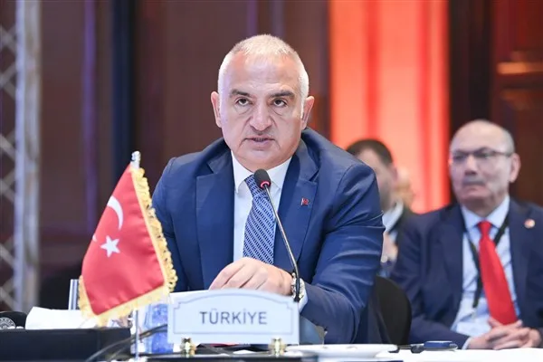 Program kapsamında ilk olarak Batman Valiliği&rsquo;ni ziyaret eden Ersoy, Vali