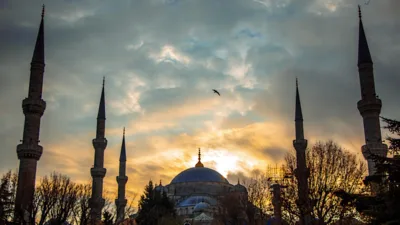 K&uuml;lt&uuml;r ve Turizm Bakanı Ersoy, restorasyonları tamamlanan tarihi camilerin, ramazan