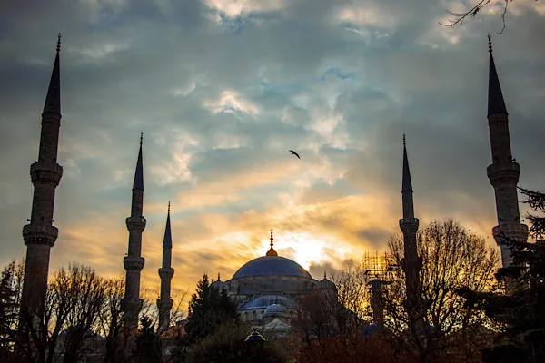 K&uuml;lt&uuml;r ve Turizm Bakanı Ersoy, restorasyonları tamamlanan tarihi camilerin, ramazan