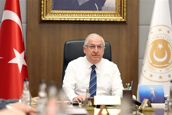 Bakanlıktan yapılan a&ccedil;ıklamaya g&ouml;re, Milli Savunma Bakanı G&uuml;ler, şehit aileleri,