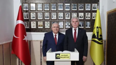 Başkanlık makamında ger&ccedil;ekleşen ziyarette Başkan Memiş, Bayburt Belediyesi tarafından y&uuml;r&uuml;t&uuml;len