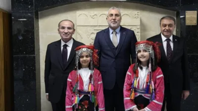 &Ccedil;alışma ve Sosyal G&uuml;venlik Bakanı Prof. Dr. Vedat Işıkhan, &ccedil;eşitli