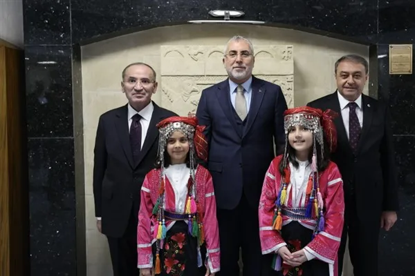 &Ccedil;alışma ve Sosyal G&uuml;venlik Bakanı Prof. Dr. Vedat Işıkhan, &ccedil;eşitli