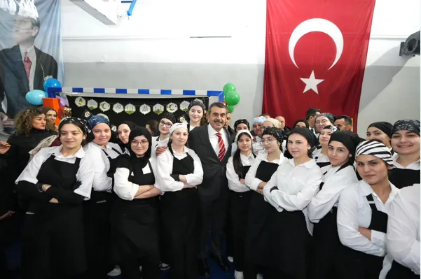 Milli Eğitim Bakanı Yusuf Tekin, eşi Ayşe Tekin ile birlikte