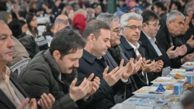 Her g&uuml;n farklı bir il&ccedil;ede kurulan iftar &ccedil;adırlarında hemşehrileriyle bir
