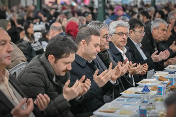 Her g&uuml;n farklı bir il&ccedil;ede kurulan iftar &ccedil;adırlarında hemşehrileriyle bir