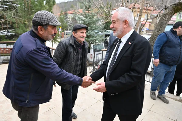 Isparta Belediye Başkanı Ş&uuml;kr&uuml; Başdeğirmen ve beraberindeki belediye başkan yardımcıları,