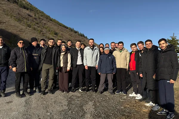 Kayseri B&uuml;y&uuml;kşehir Belediyesi&nbsp;Başkanı B&uuml;y&uuml;kkılı&ccedil;, pazar sabahı&nbsp;Ali Dağı&rsquo;nda gen&ccedil;lerle birlikte y&uuml;r&uuml;y&uuml;ş