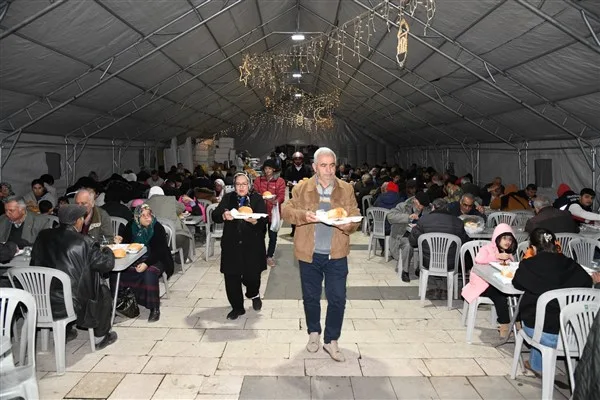 Ramazan ayı dolayısıyla d&uuml;zenlenen programda &ccedil;adır alanına gelen Başkan &Ccedil;enet,