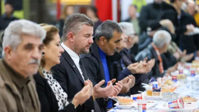 İftar programına katılan Buca Belediye Başkanı G&ouml;rkem Duman, vatandaşlarla tek
