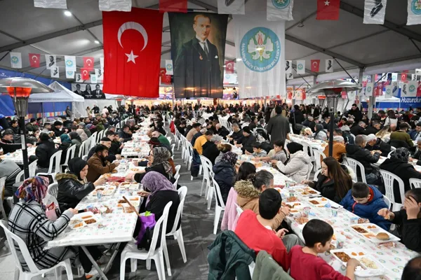 Manisa B&uuml;y&uuml;kşehir Belediyesi, ramazan&rsquo;ın ilk g&uuml;n&uuml;nde binlerce vatandaşı aynı sofrada