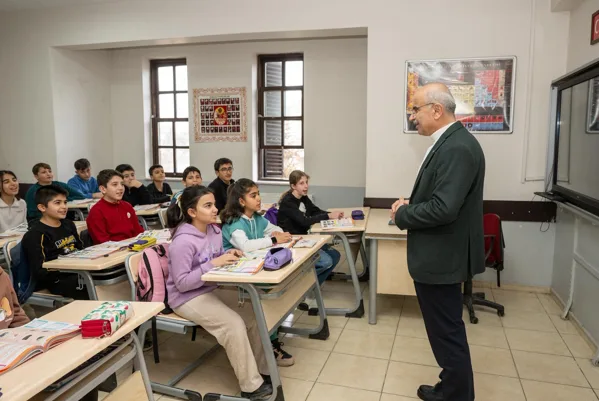 B&uuml;y&uuml;kşehir Belediye Başkanı Sami Er, belediye b&uuml;nyesinde a&ccedil;ılan Bursluluk ve