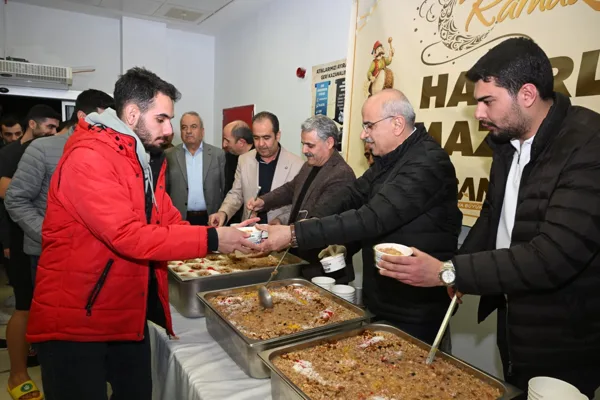 Battalgazi Erkek &Ouml;ğrenci Yurdu&rsquo;nda kalan &ouml;ğrencilerle bir araya gelen B&uuml;y&uuml;kşehir