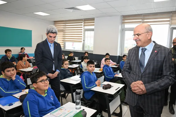 İl Milli Eğitim M&uuml;d&uuml;r&uuml; Beh&ccedil;et Bakır ile birlikte okul ziyaretlerini