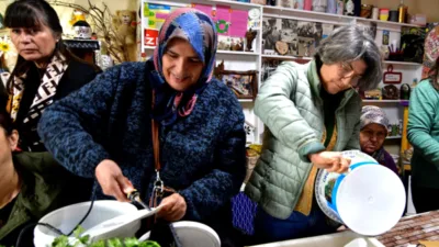 Bornova Belediyesi&rsquo;nin d&uuml;zenlediği &ldquo;Kendi Kompost Kovamı Yapıyorum, Kendi Kompostumu &Uuml;retiyorum&rdquo;
