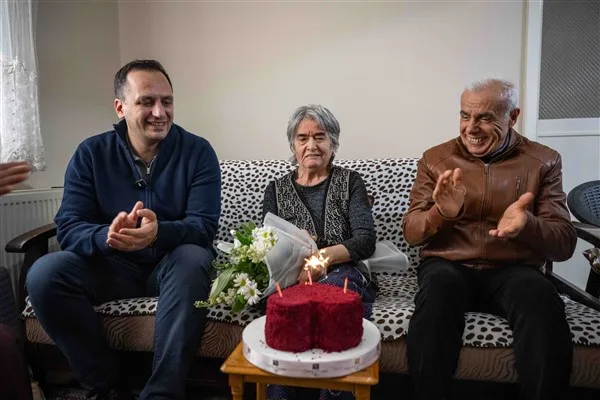 Eşki, G&uuml;lera Yeniel ile Cavit ve Nazile Baycan &ccedil;iftini evlerinde