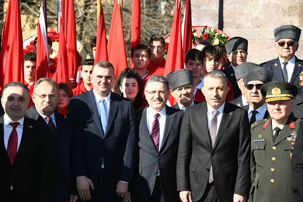 Trabzon&rsquo;da 108. yıl d&ouml;n&uuml;m&uuml; kutlamaları, Atat&uuml;rk Anıtı&rsquo;na &ccedil;elenk sunma t&ouml;reniyle