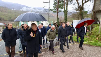 2 evin ve 1 halı sahanın yıkılmasına ve mahalleye ulaşımı